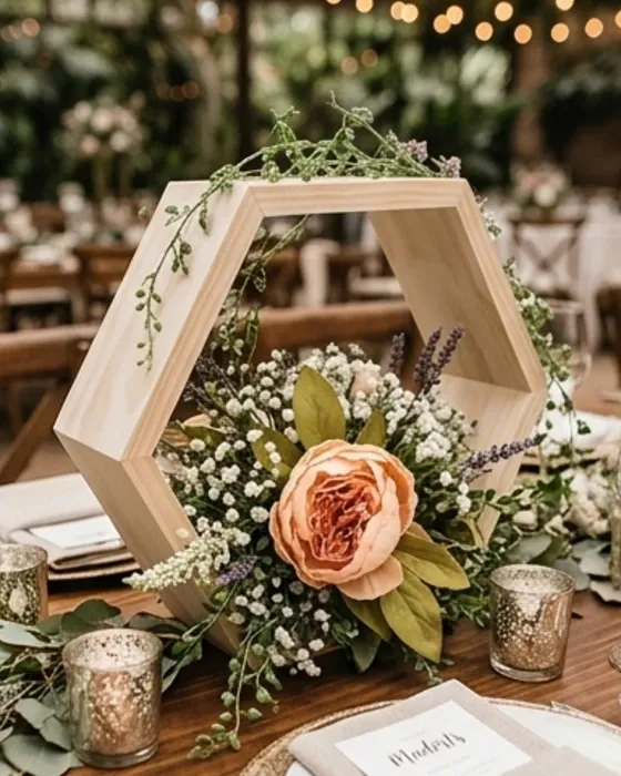 Centro de Mesa Hexagonal de Madera Maderts para Bodas y Eventos | Diseño Geométrico Minimalista