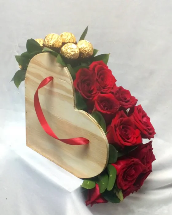 Caja de Madera en Forma de Corazón para Arreglos Florales

