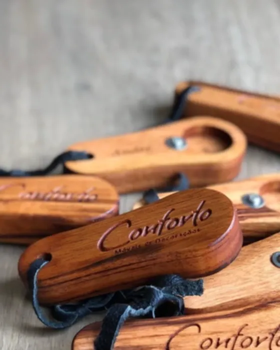 Abridor de Botellas en Madera Personalizado con Grabado Láser y Cordón Decorativo